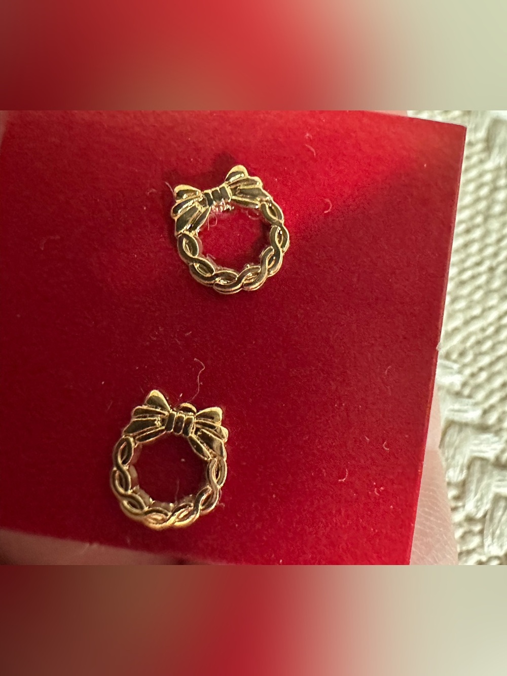 Avon vintage 1982 wreath earrings featuring a twisted rope design and a bow NIB! - Picture 2 of 7